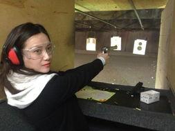 左轮枪手在线观看,生死对决，命运之轮的抉择  第3张